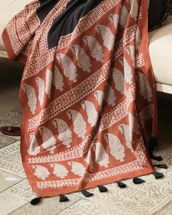 Black_Cotton_Border_Print_Mulmul_Saree_For_Women